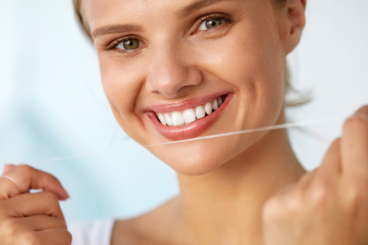 Do you have Invisalign? Check out these flossing tips to ensure you keep a healthy smile throughout your treatment! 